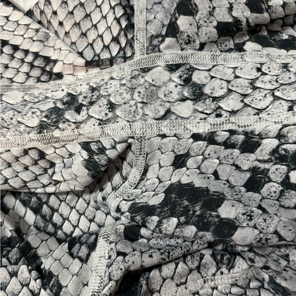 Varley High Waist Chic White and Gray Snake Print Fabric Leggings. Size M - Picture 7 of 13